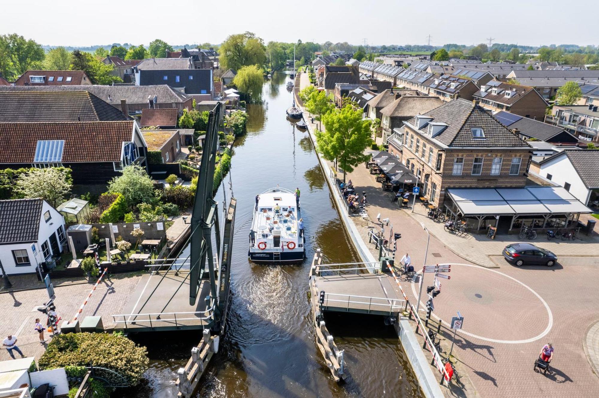 Hotel Over De Brug Haastrecht Esterno foto